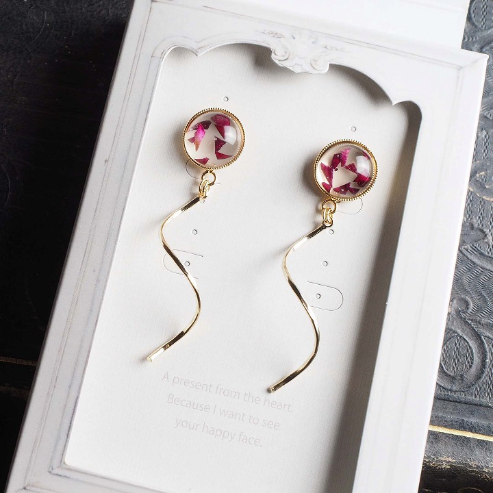 プロポーズのバラの半球レジンピアス