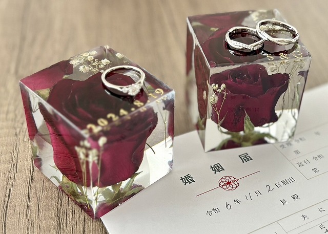 お客さまがシリカゲルでドライフラワーにされた赤バラを使ったレジンリングピロー